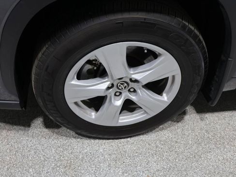 Used 2023 Toyota Highlander LE AWD/4WD image 8