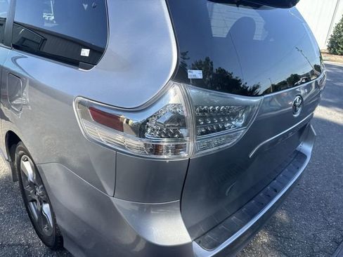 Used 2017 Toyota Sienna SE Premium FWD image 35