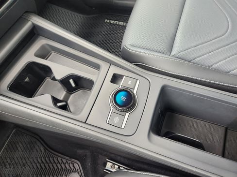 New 2025 Volkswagen Tiguan SE image 13