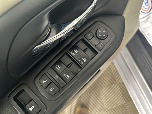 Used 2016 Chrysler Town & Country Touring image 16