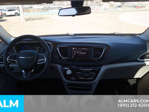 Used 2022 Chrysler Voyager LX image 21