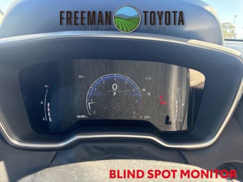 Used 2025 Toyota Corolla Cross XLE FWD image 8