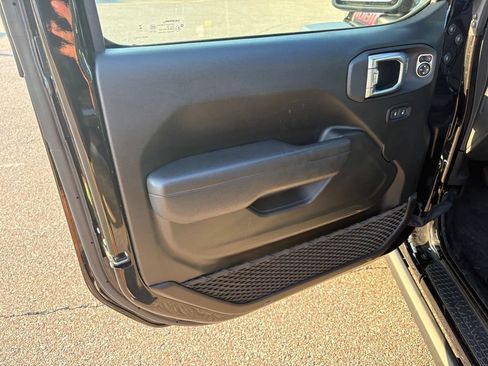 Used 2025 Jeep Wrangler Unlimited Rubicon w/ Convenience Group AWD/4WD image 10