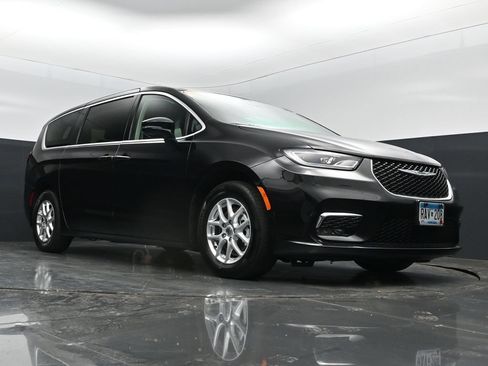 Used 2024 Chrysler Pacifica Touring-L FWD image 21