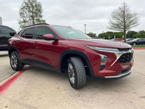 Used 2025 Chevrolet Trax LT FWD image 4