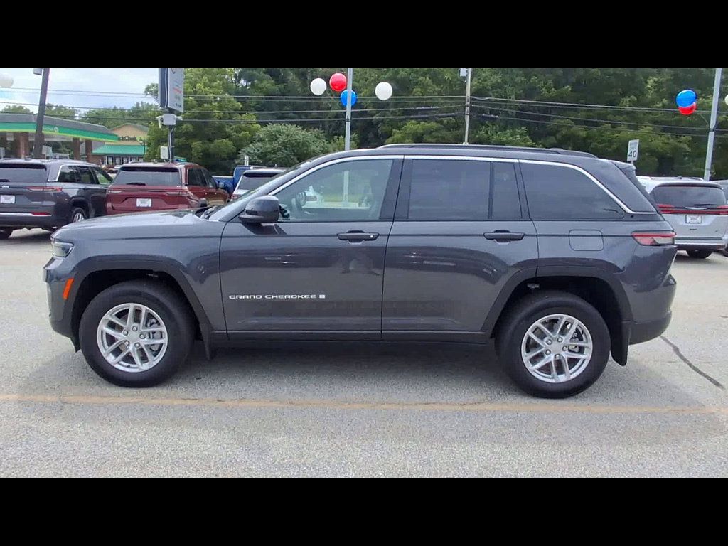 Used 2026 Jeep Grand Cherokee Laredo w/ MOPAR Finishing Package AWD/4WD image 5