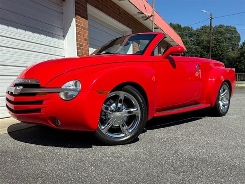 Used 2004 Chevrolet SSR w/ Preferred Equipment Group image 8