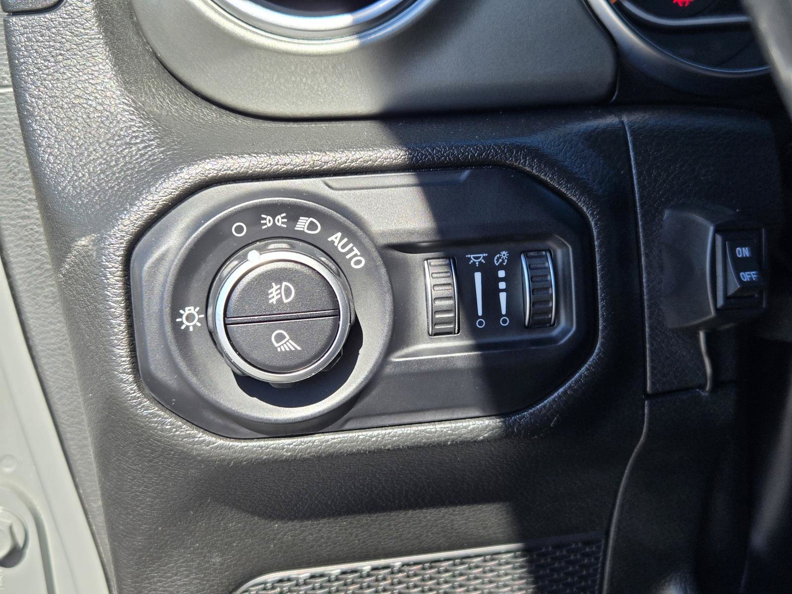 Used 2022 Jeep Gladiator Overland w/ Cold Weather Group AWD/4WD image 21