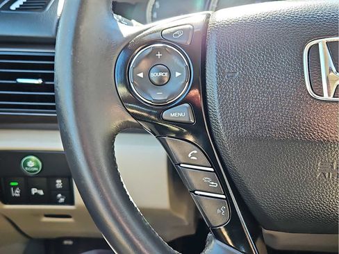 Used 2017 Honda Accord Touring image 19