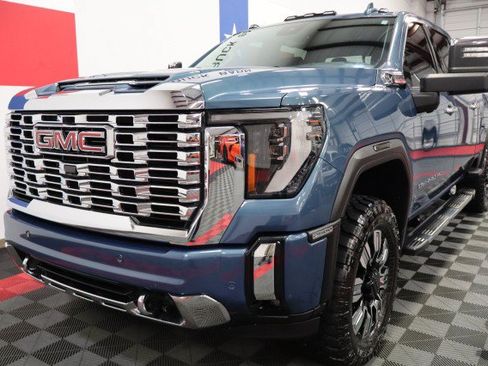 Used 2024 GMC Sierra 2500 Denali w/ Denali Reserve Package AWD/4WD image 3