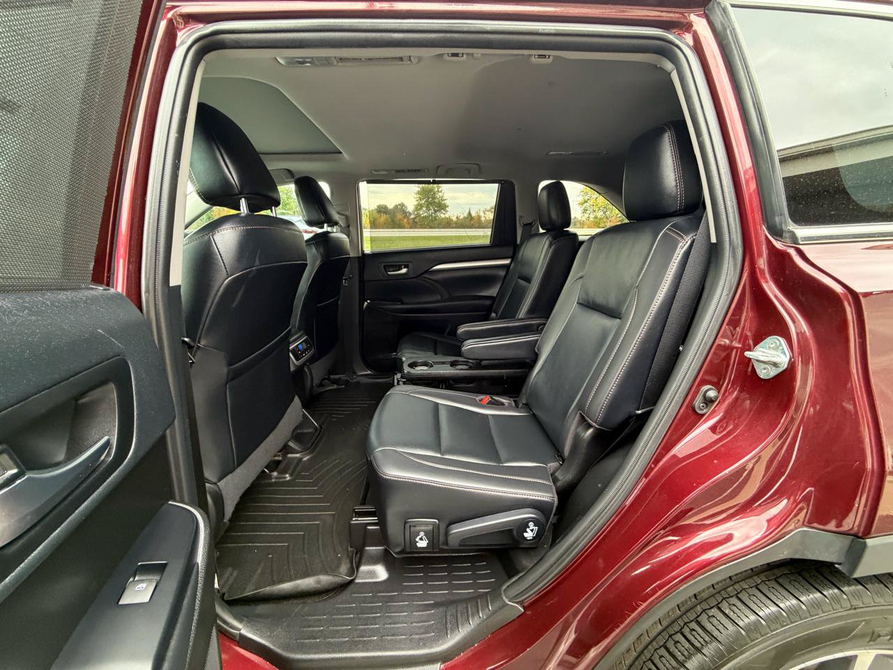 Used 2019 Toyota Highlander XLE FWD image 21