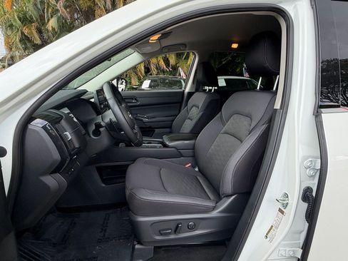 Certified 2024 Nissan Pathfinder SV FWD image 9