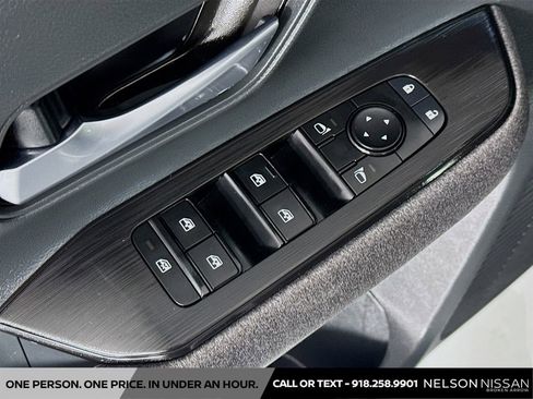 Used 2025 Nissan Kicks SV AWD/4WD image 17