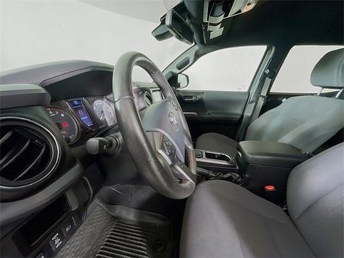 Used 2019 Toyota Tacoma TRD Sport w/ Technology Package image 20