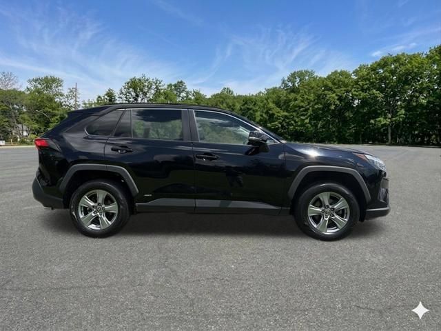 Used 2022 Toyota RAV4 XLE AWD/4WD image 10