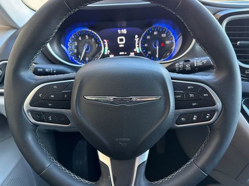 Used 2023 Chrysler Pacifica Touring-L image 34