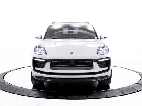 Certified 2025 Porsche Macan image 10