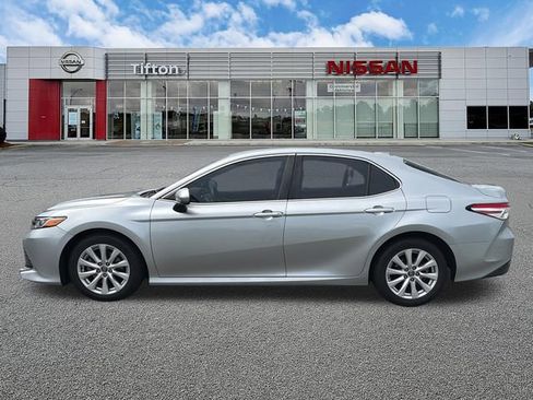 Used 2020 Toyota Camry LE FWD image 4