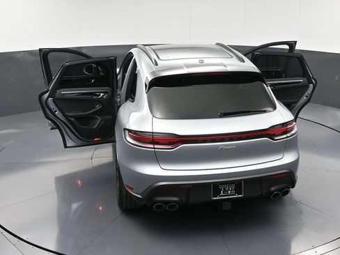 Certified 2025 Porsche Macan image 35