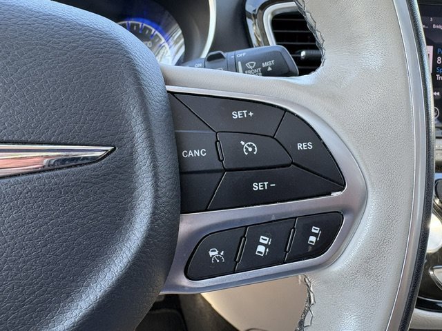 Used 2020 Chrysler Pacifica Limited w/ Tire & Wheel Group FWD image 27