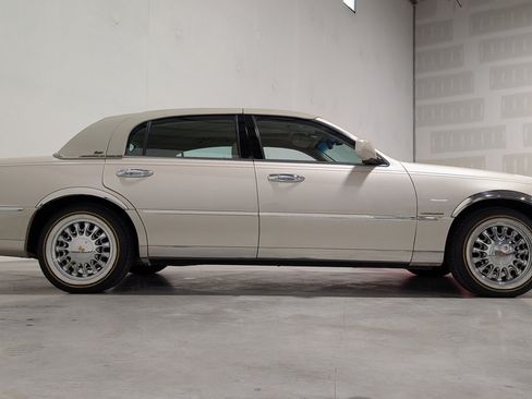 Used 2001 Lincoln Town Car Cartier RWD image 19