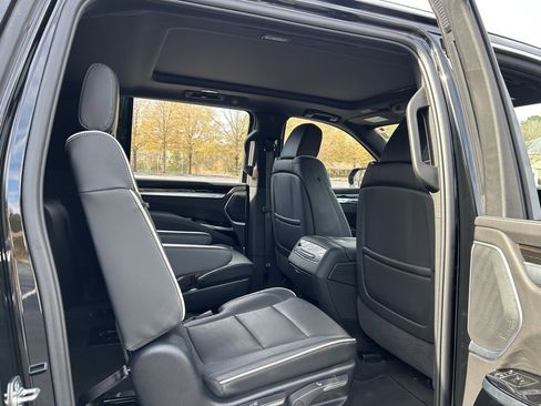 Used 2025 Cadillac Escalade ESV Premium Luxury image 55