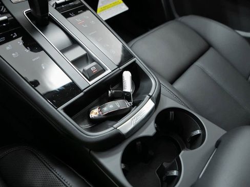 Certified 2025 Porsche Macan image 23