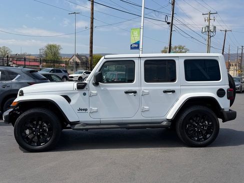Used 2025 Jeep Wrangler Unlimited Sahara AWD/4WD image 25
