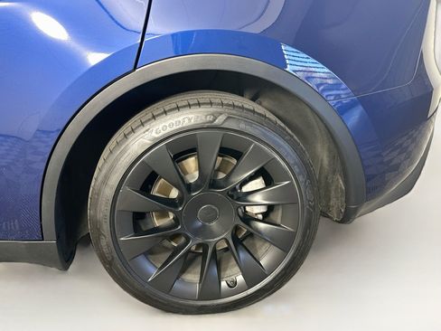 Used 2024 Tesla Model Y Long Range AWD/4WD image 11