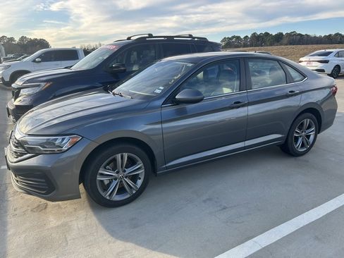 Used 2024 Volkswagen Jetta SE image 1