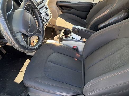 Used 2020 Chrysler Pacifica Touring w/ Advanced Safetytec Group image 12