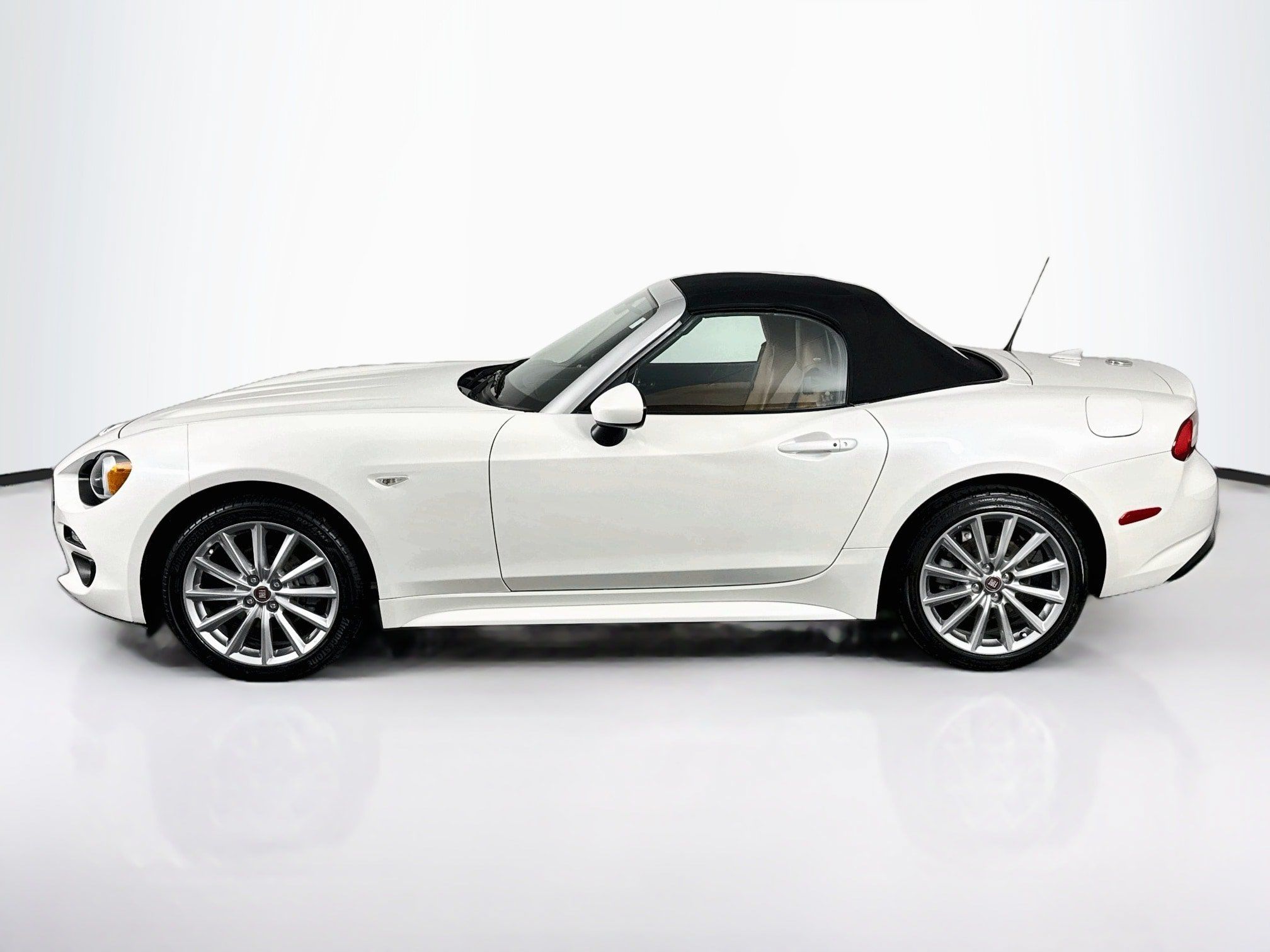 Used 2018 FIAT 124 Spider Lusso w/ Navigation & Sound Group RWD image 11