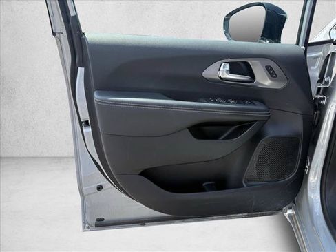 Used 2026 Chrysler Pacifica Select FWD image 11