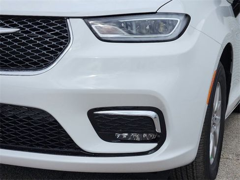 New 2025 Chrysler Pacifica Select image 6