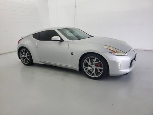 Used 2016 Nissan 370Z w/ Sport Package image 4