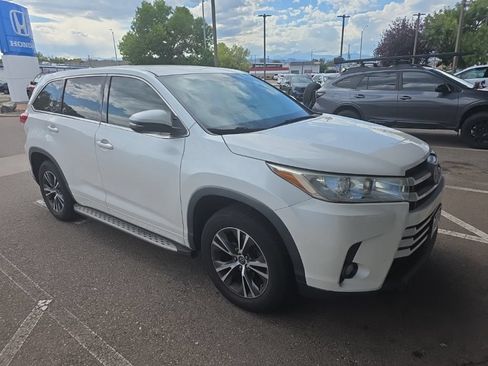 Used 2017 Toyota Highlander Plus FWD image 3