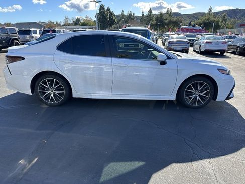 Used 2024 Toyota Camry SE image 4