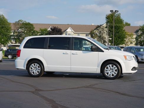 Used 2018 Dodge Grand Caravan SE w/ UConnect Hands-Free Group FWD image 2