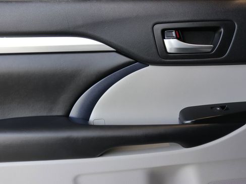 Used 2019 Toyota Highlander XLE image 22