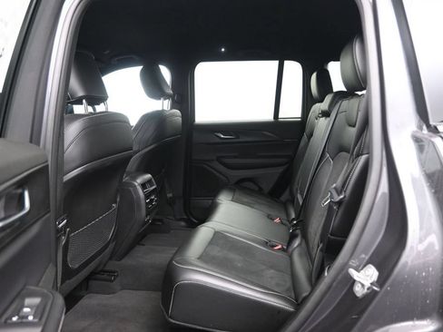 Used 2025 Jeep Grand Cherokee Altitude AWD/4WD image 25