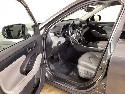Used 2022 Toyota Highlander XLE AWD/4WD image 9