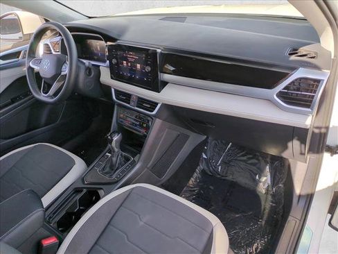 Used 2025 Volkswagen Taos SE w/ Panoramic Sunroof Package image 21