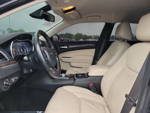 Used 2019 Chrysler 300 Limited RWD image 15