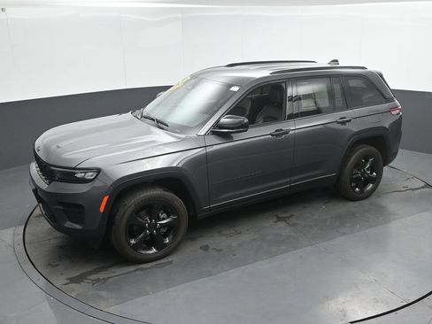 Used 2025 Jeep Grand Cherokee Altitude AWD/4WD image 36