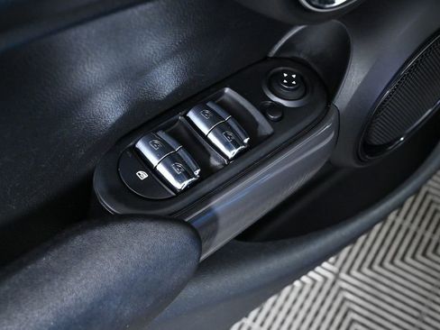 Used 2019 MINI Cooper 4-Door Hardtop w/ Signature Upholstery Package image 21