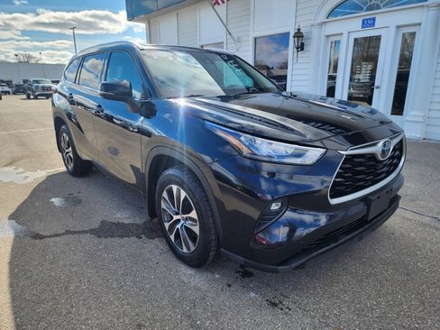 Used 2020 Toyota Highlander XLE image 3