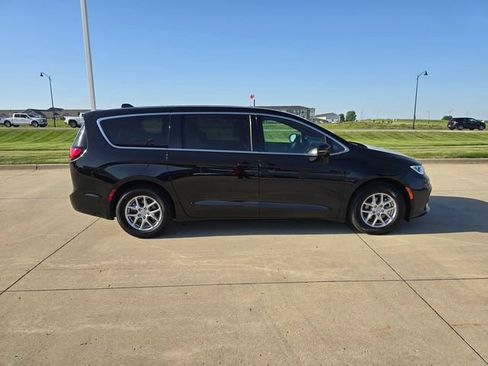 Used 2025 Chrysler Pacifica Select FWD image 13