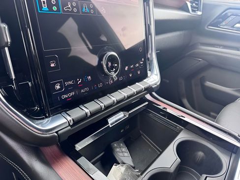 Used 2025 GMC Yukon Denali image 30