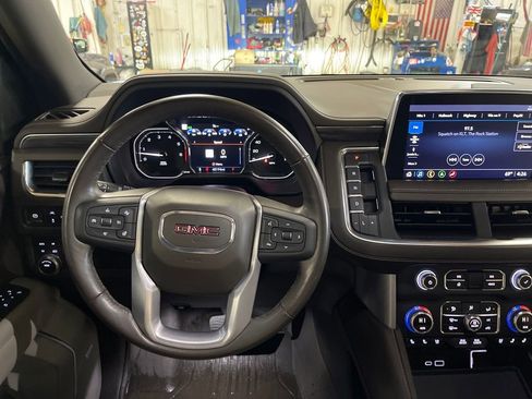 Certified 2021 GMC Yukon XL SLT w/ SLT Premium Package AWD/4WD image 17