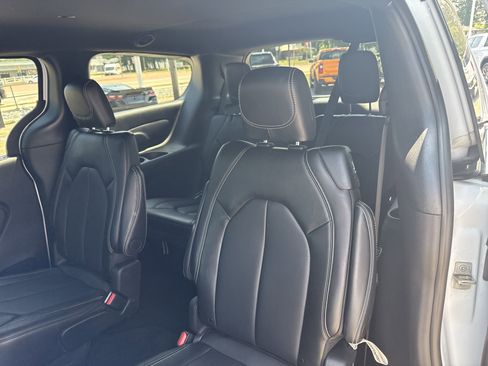 Used 2025 Chrysler Voyager LX image 4